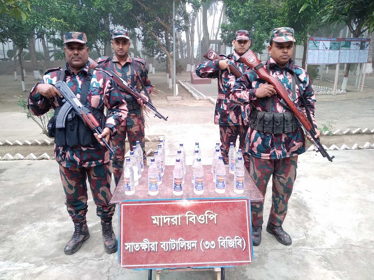 সাতক্ষীরায় বৈষম্যবিরোধী ছাত্র আন্দোলনে দৃষ্টিশক্তি হারানো শাহীনকে বিজিবির অর্থ সহায়তা প্রদান